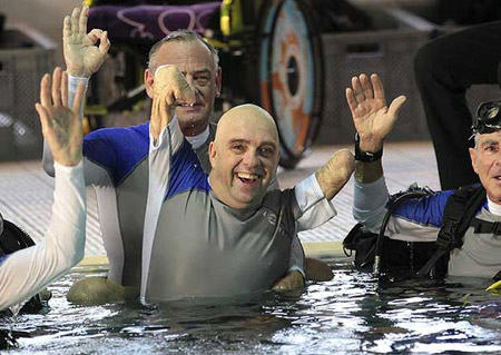 رجــل بــلا أطــراف يغــوص فـي أعمــق حـوض سباحة بالعالم  ( صــور )